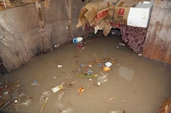 شاهد..هذا ما فعله البحر بالمنازل في ذوباب اليمنية