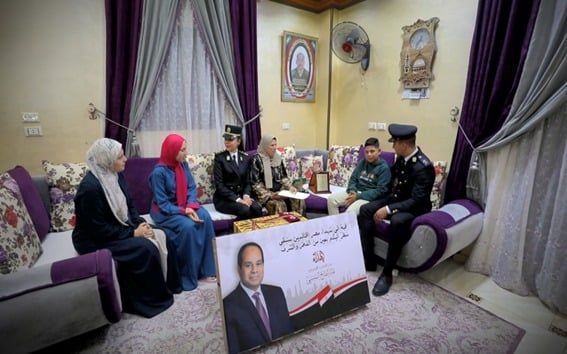 تنفيذا لتوجيهات الرئيس.. الداخلية تزور أسر الشهداء فى العيد