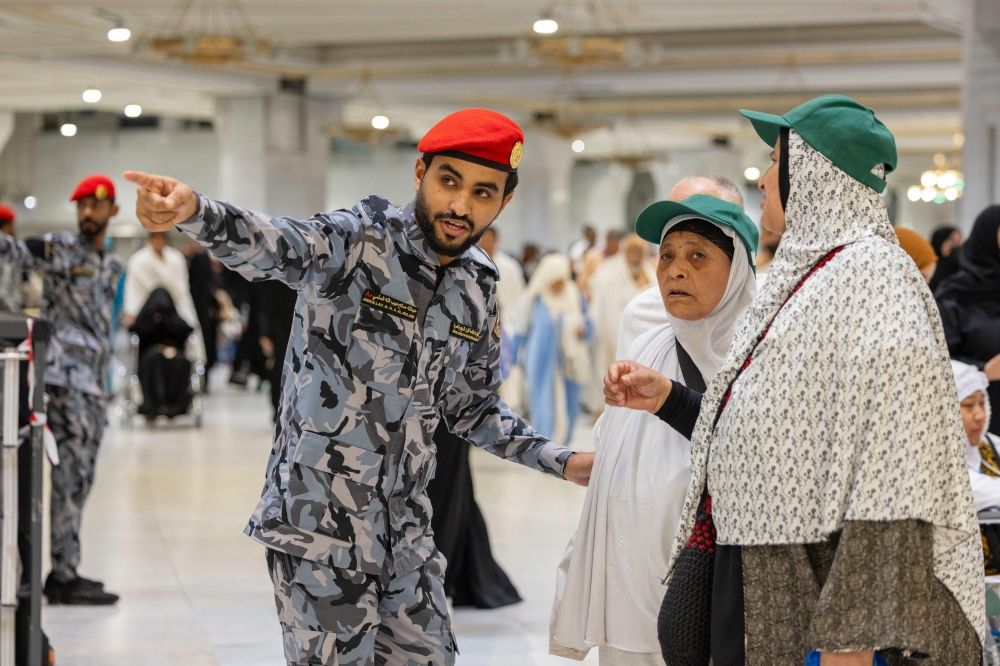 بالصور | شاهد رجال الأمن.. أعين ساهرة لحماية ضيوف الرحمن