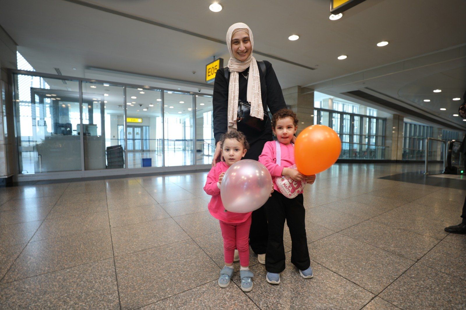 مطار القاهرة يحتفل مع المسافرين بعيد الفطر المبارك.. صور