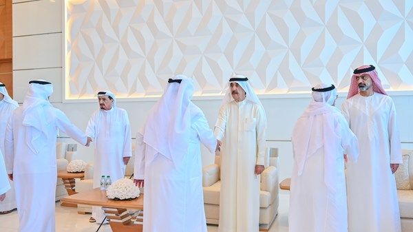 حاكم عجمان يقدم واجب العزاء في وفاة الشيخة حصة بنت حميد بن عبدالرحمن الشامسي