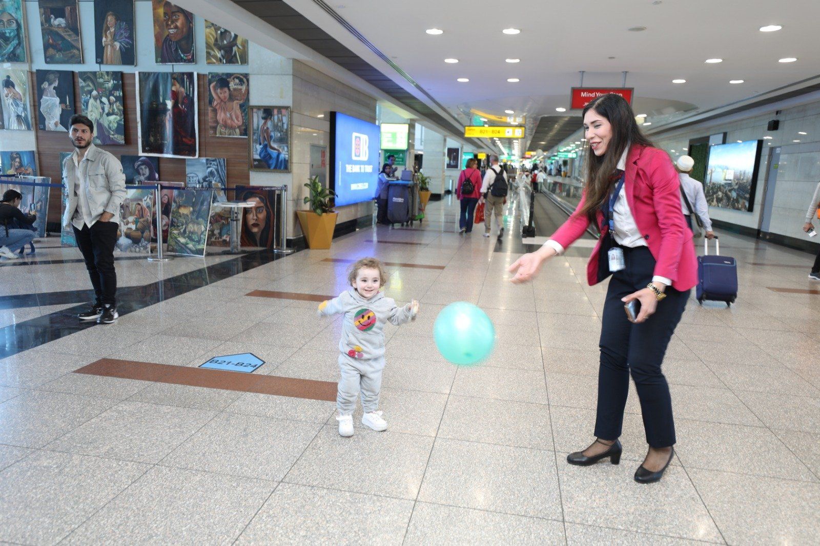 مطار القاهرة يحتفل مع المسافرين بعيد الفطر المبارك.. صور