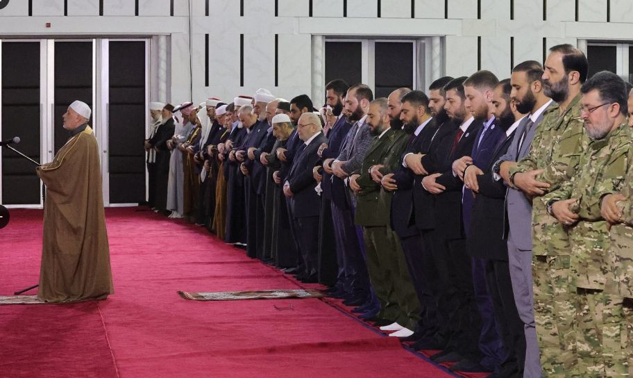 الرئيس السورى يؤدى صلاة عيد الفطر ويقبل يد والده لتهنئته.. فيديو