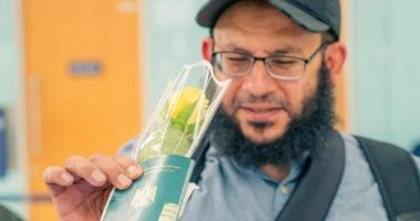 "جوازات" السعودية تودع المسافرين فى عيد الفطر بالورود والهدايا.. صور