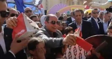 الرئيس السيسى يوزع الهدايا على أبناء الشهداء خلال حفل عيد الفطر.. فيديو
