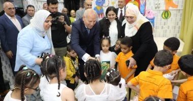 محافظ القاهرة يوزع العيدية والهدايا على الأيتام احتفالا بالعيد