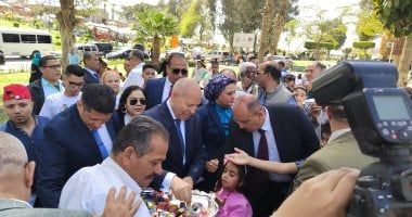 محافظ القاهرة يوزع الحلوى والهدايا على الأطفال بالحديقة الدولية.. صور