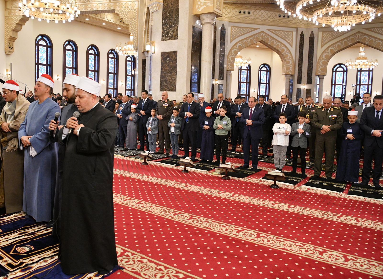 الرئيس السيسى يؤدى صلاة عيد الفطر بمسجد المشير ويكرّم أسر شهداء القوات المسلحة والشرطة.. صور