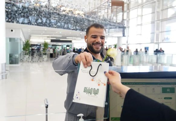 "جوازات" السعودية تودع المسافرين فى عيد الفطر بالورود والهدايا.. صور