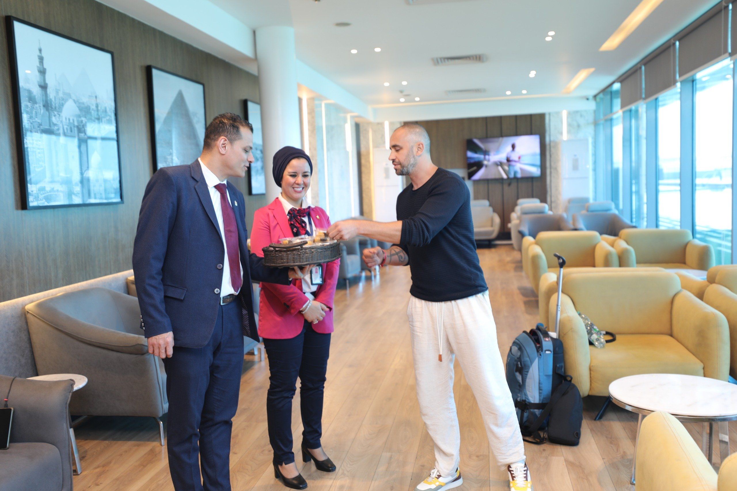 مطار القاهرة يحتفل مع المسافرين بعيد الفطر المبارك.. صور