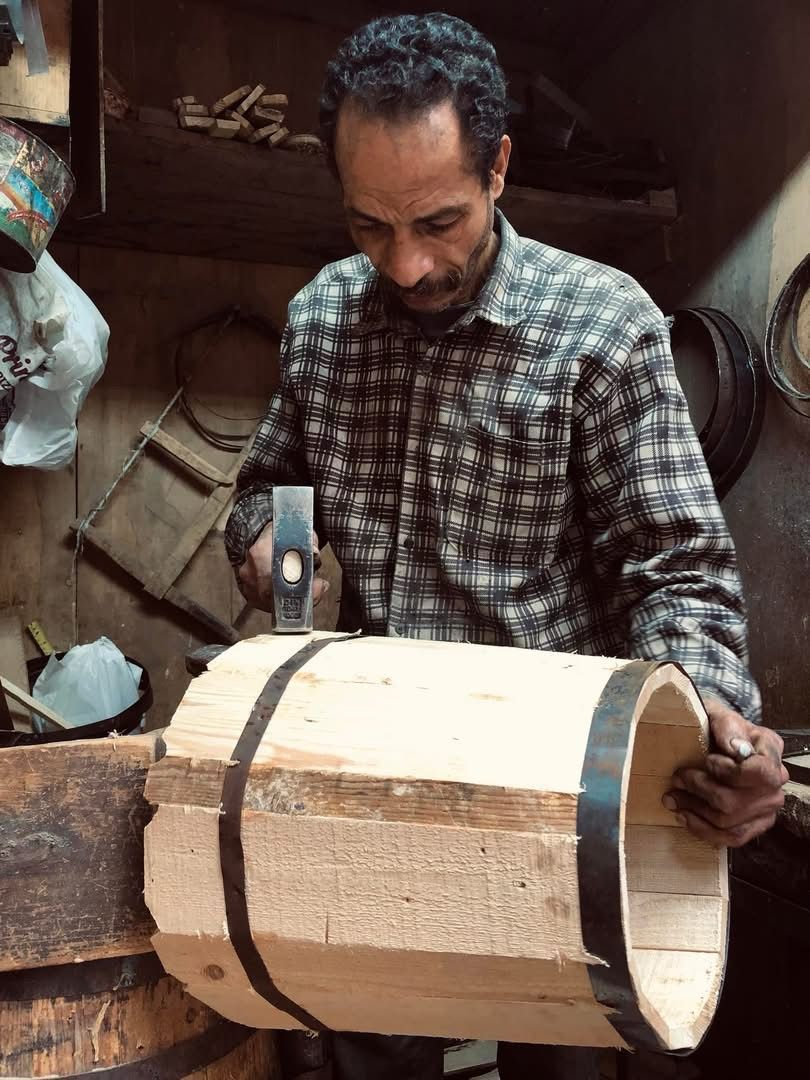 صناعة البراميل الخشبية.. تراث يقاوم الاندثار فى منطقة الدرب الأحمر.. صور