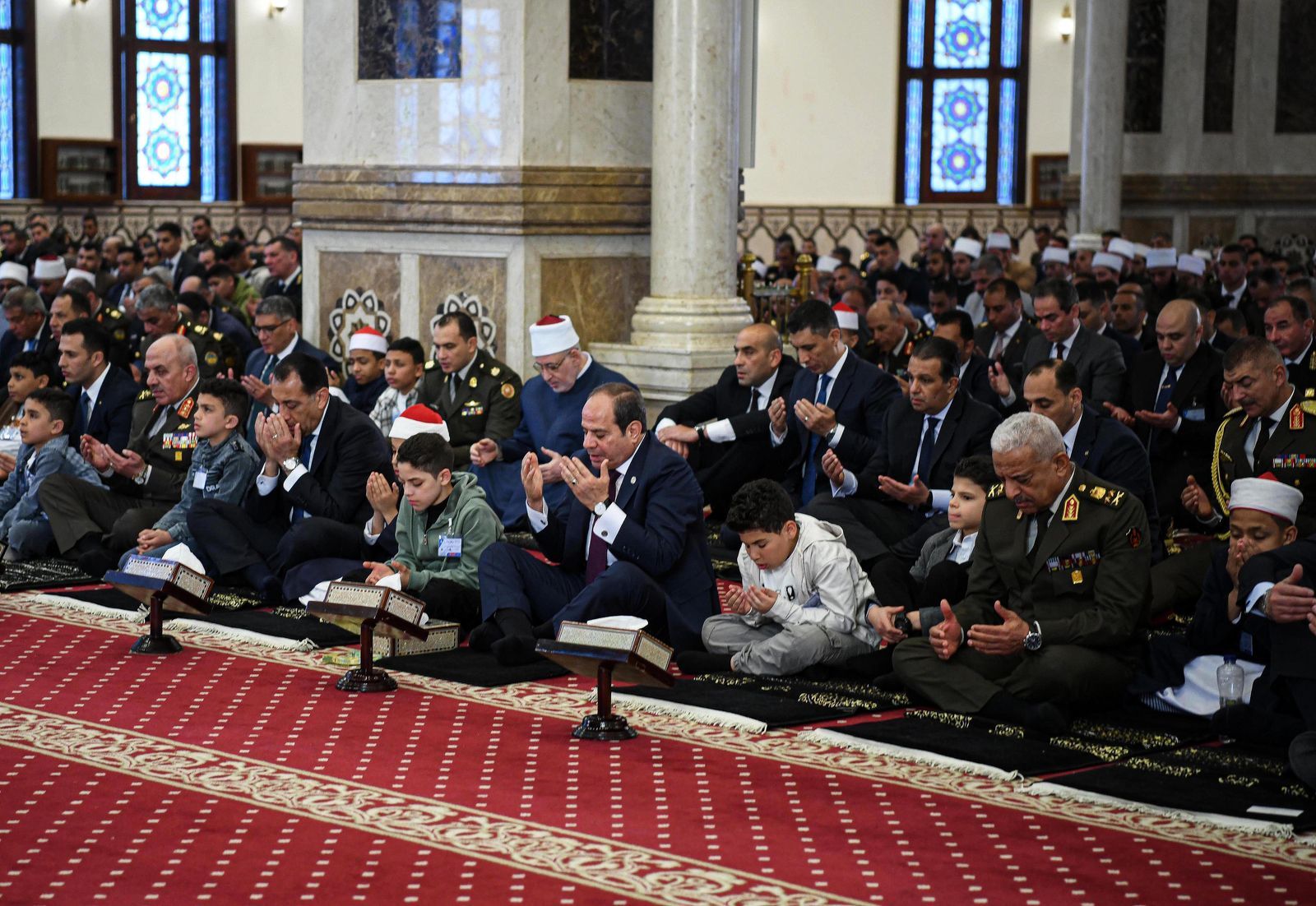 الرئيس السيسى يؤدى صلاة عيد الفطر بمسجد المشير ويكرّم أسر شهداء القوات المسلحة والشرطة.. صور