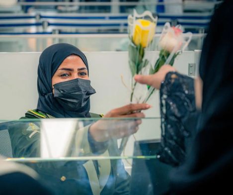 "جوازات" السعودية تودع المسافرين فى عيد الفطر بالورود والهدايا.. صور