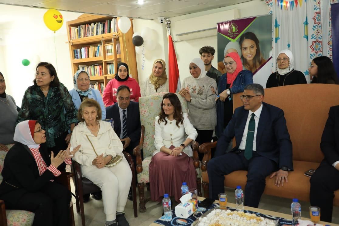 محافظ الجيزة يزور دور الأيتام ورعاية المسنين للتهنئة بعيد الفطر .. صور