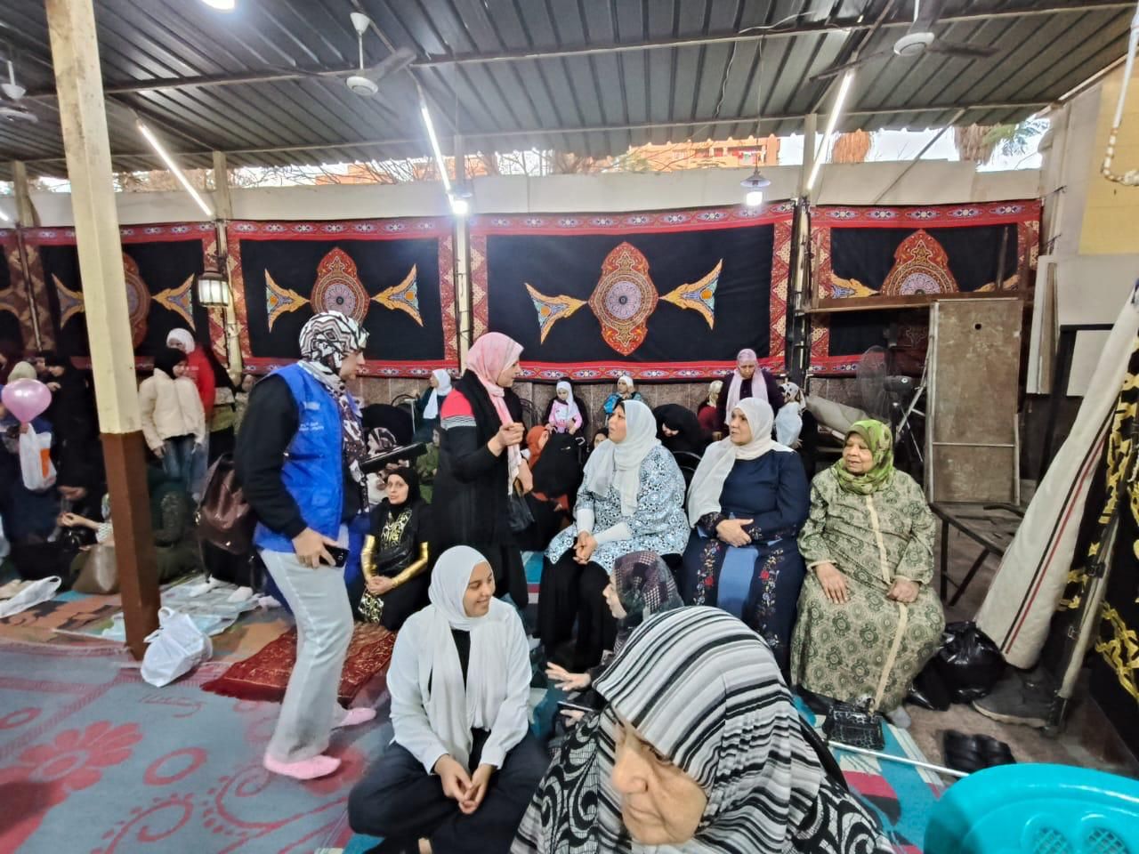 فرق المبادرات الرئاسية والتثقيف الصحي أمام المساجد والمتنزهات عقب صلاة العيد