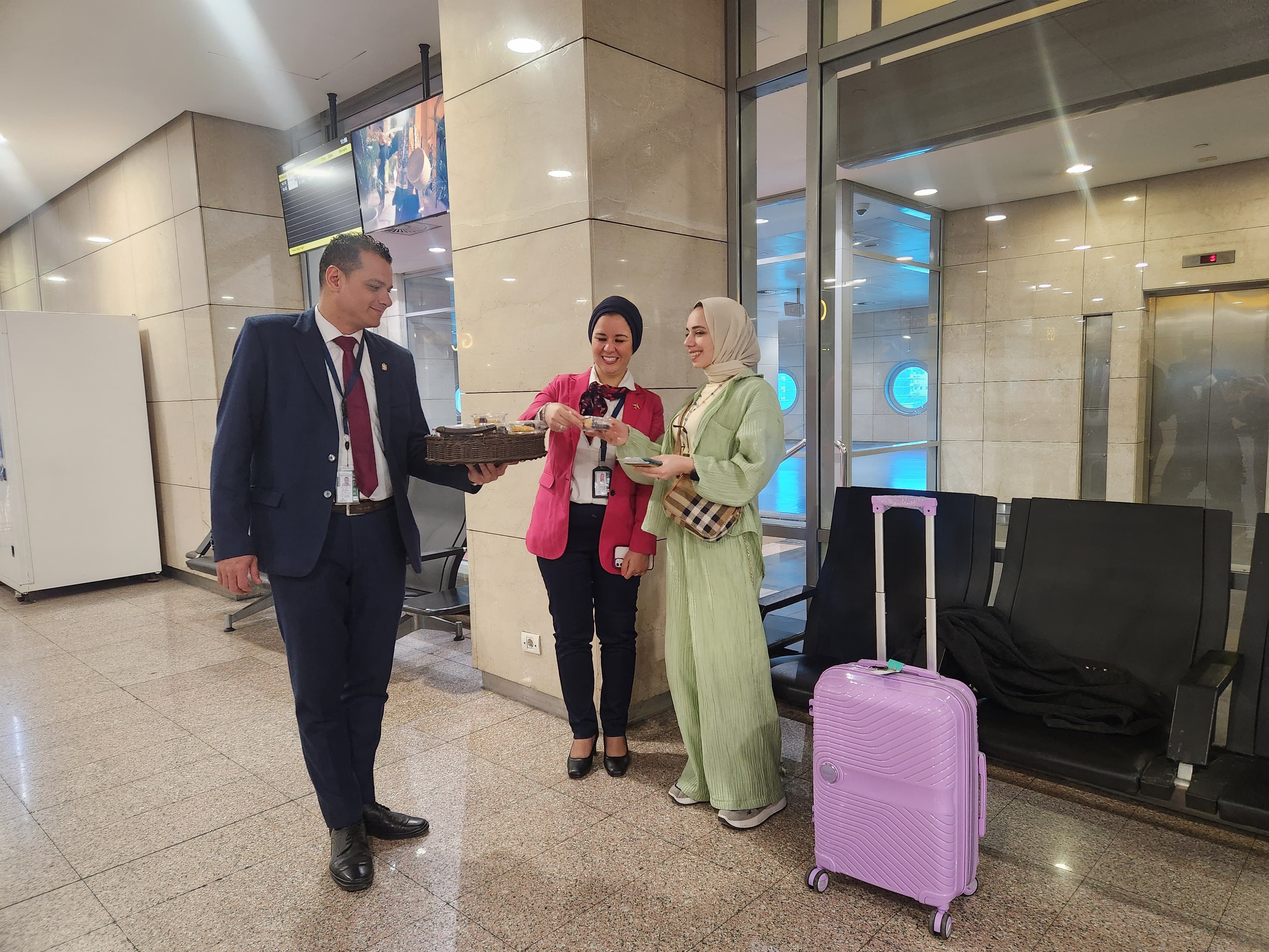 مطار القاهرة يحتفل مع المسافرين بعيد الفطر المبارك.. صور
