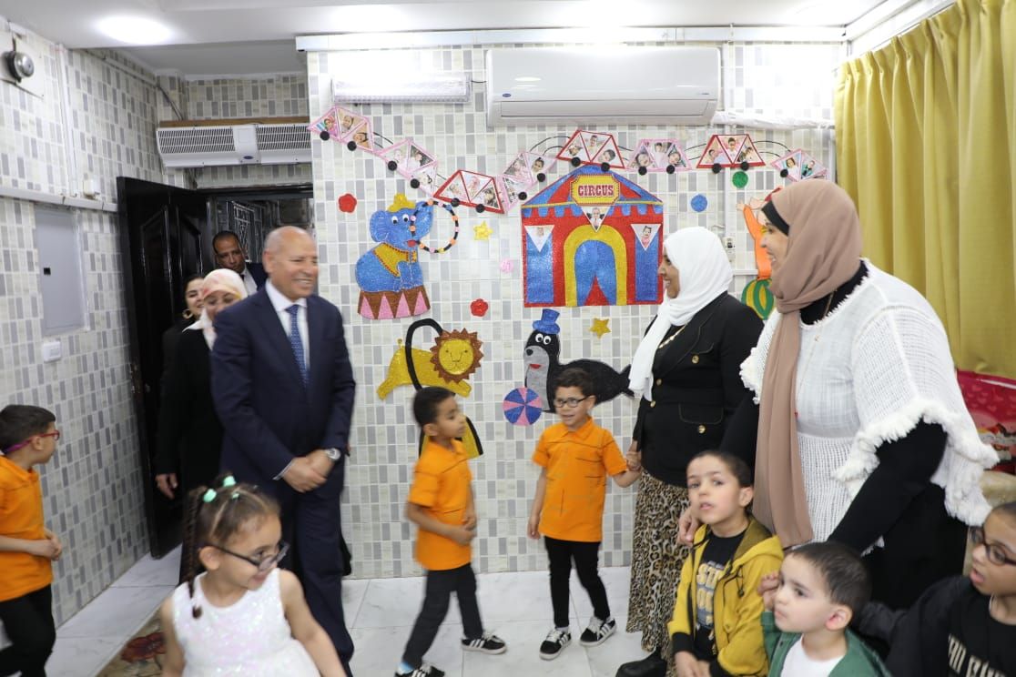 محافظ القاهرة يوزع العيدية والهدايا على الأيتام احتفالا بالعيد