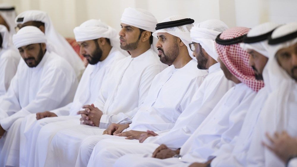 ذياب بن محمد بن زايد يُقدِّم واجب العزاء في وفاة صبحا حمدان الكتبي