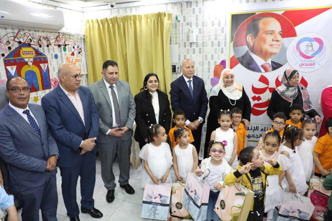 محافظ القاهرة يوزع العيدية والهدايا على الأيتام احتفالا بالعيد