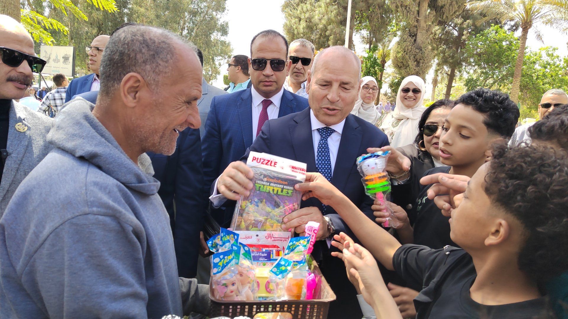 محافظ القاهرة يوزع الحلوى والهدايا على الأطفال بالحديقة الدولية.. صور