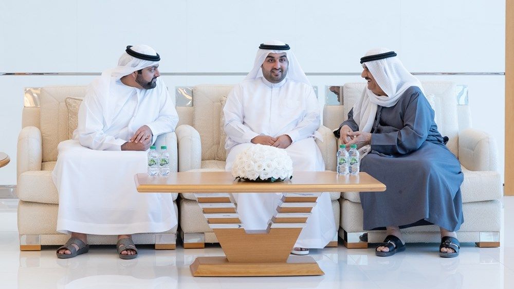 حاكم الفجيرة يقدم واجب العزاء في وفاة الشيخة حصة بنت حميد بن عبدالرحمن الشامسي