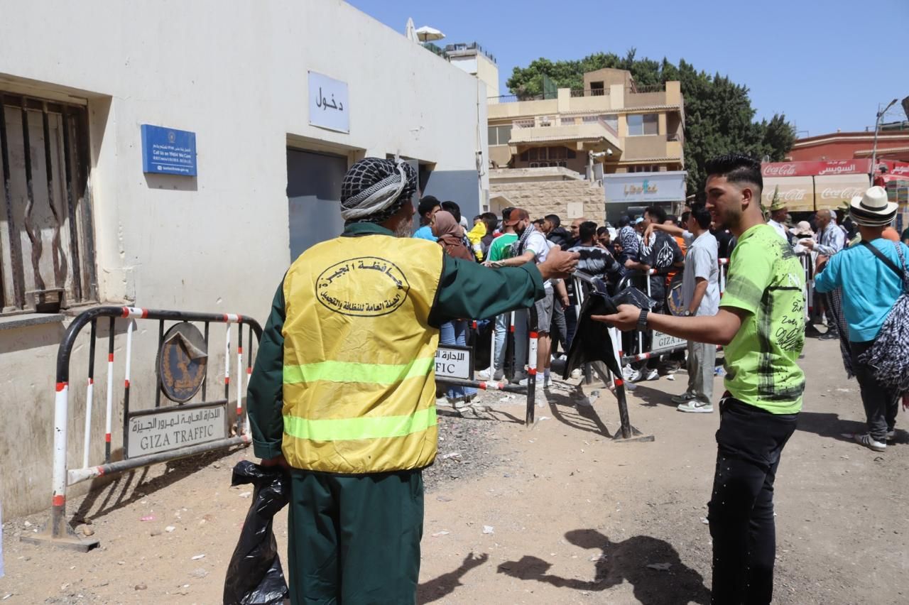 هيئة النظافة والتجميل بالجيزة توزع أكياس قمامة مجانا على رواد الحدائق.. صور