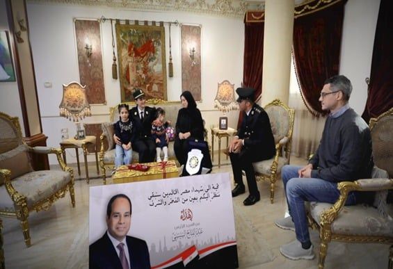تنفيذا لتوجيهات الرئيس.. الداخلية تزور أسر الشهداء فى العيد