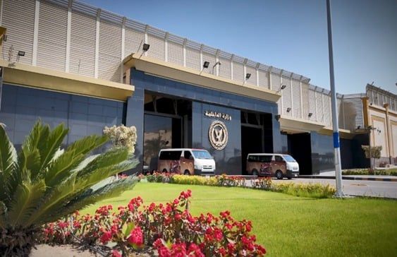 تنفيذا لتوجيهات الرئيس.. الداخلية تزور أسر الشهداء فى العيد