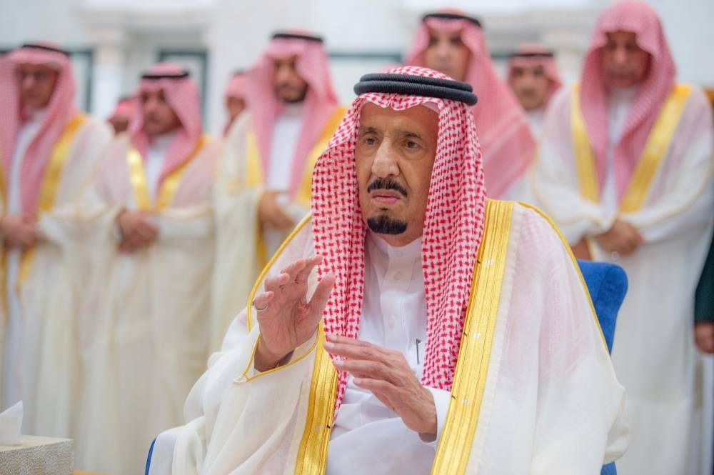 خادم الحرمين يؤدي صلاة عيد الفطر في قصر السلام بجدة