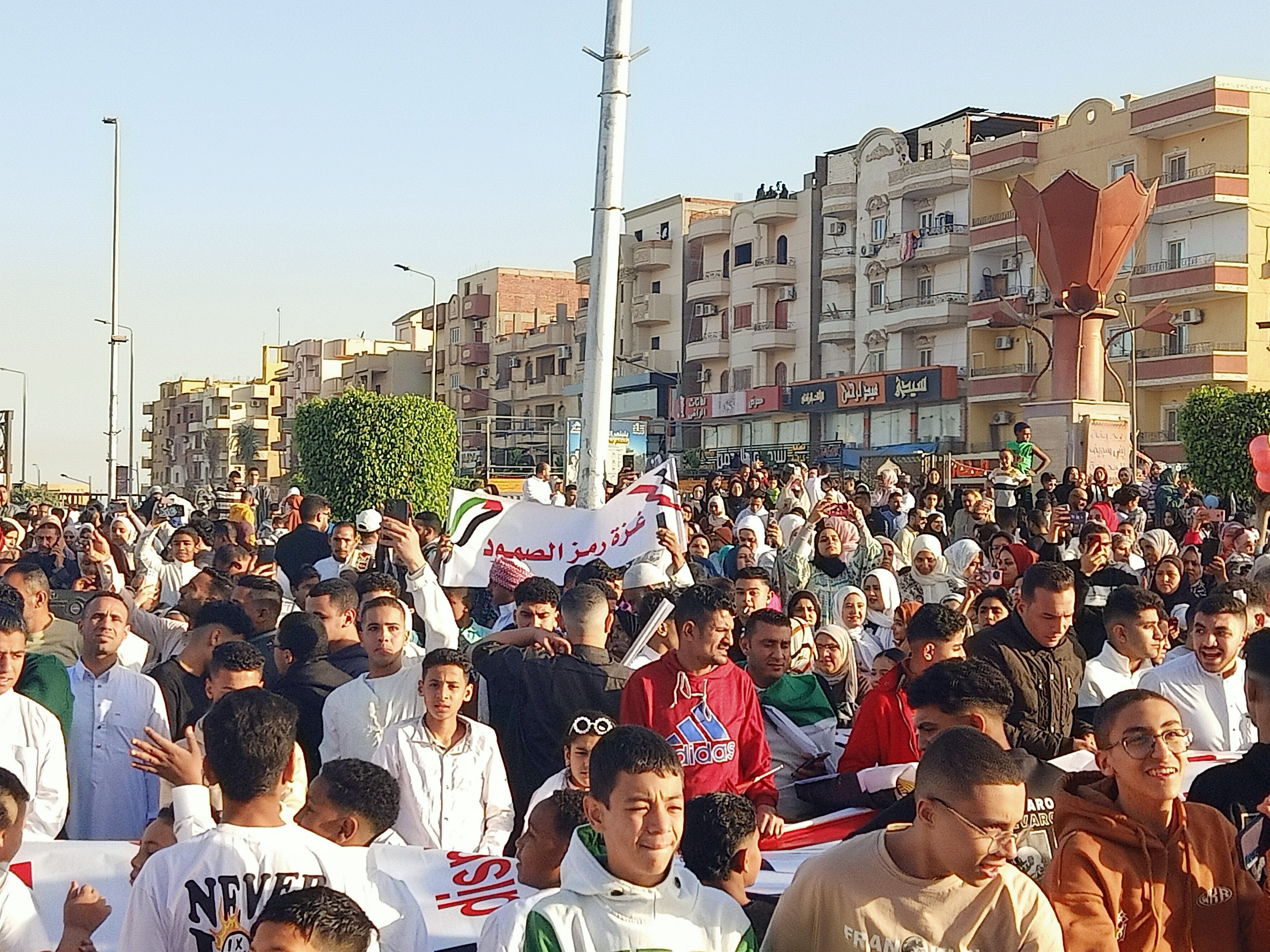 الآلاف من أبناء بنى سويف يرفضون تهجير الفلسطينيين ويرفعون الأعلام الفلسطينية