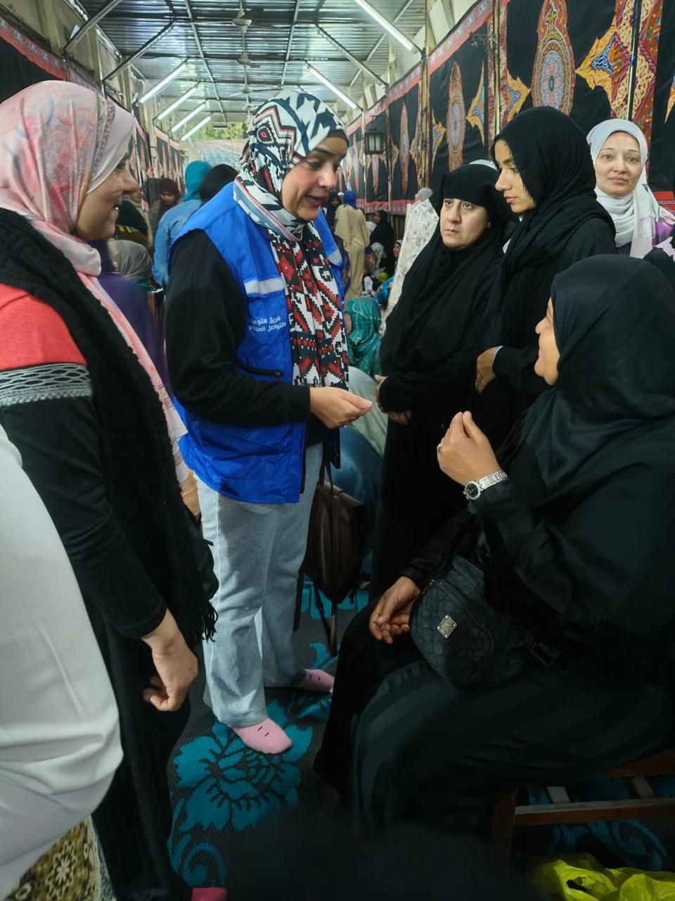 فرق المبادرات الرئاسية والتثقيف الصحي أمام المساجد والمتنزهات عقب صلاة العيد