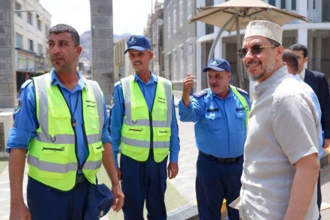 شاهد أحد صورت لرئيس الوزراء في شوارع عدن