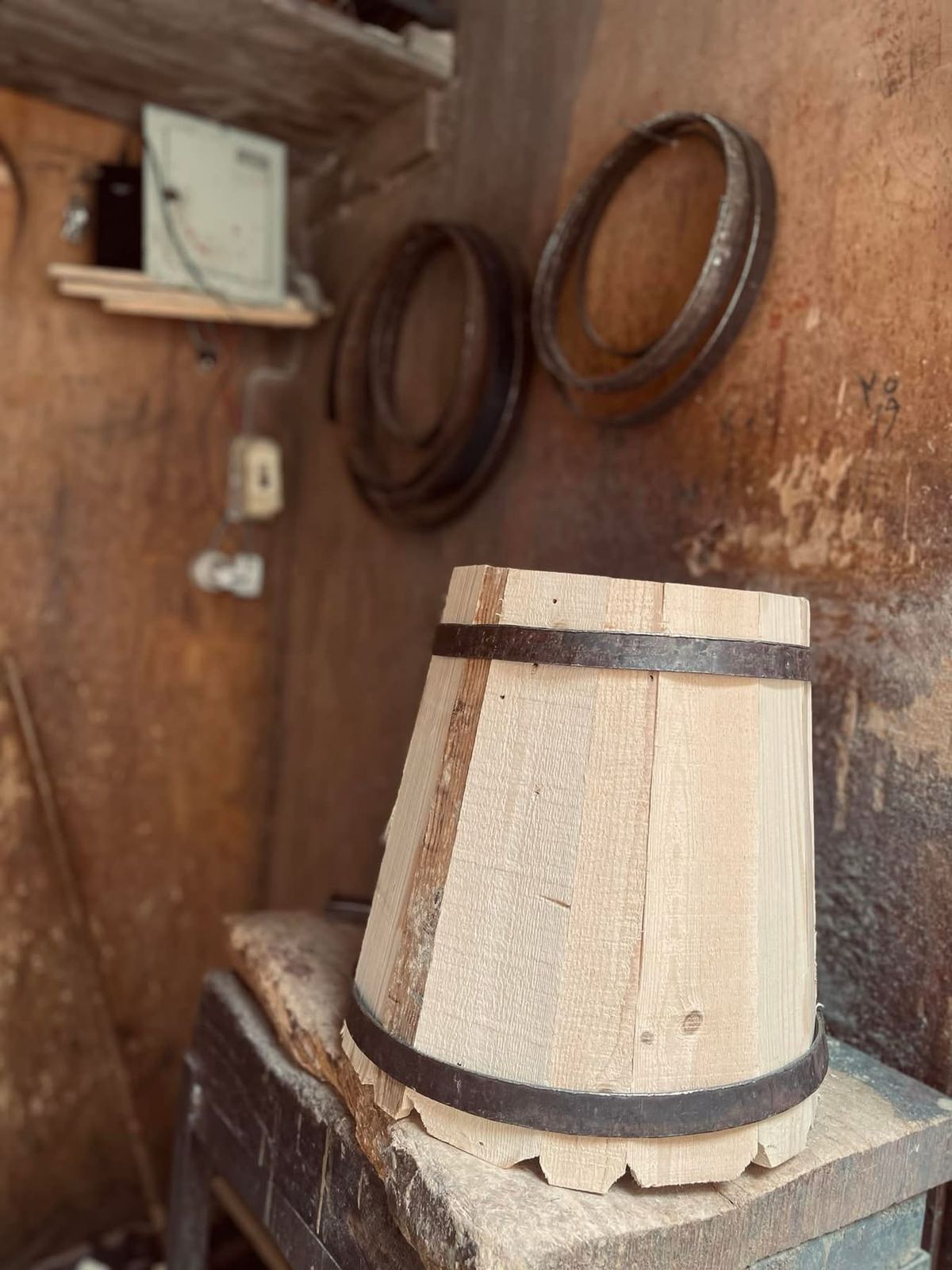 صناعة البراميل الخشبية.. تراث يقاوم الاندثار فى منطقة الدرب الأحمر.. صور