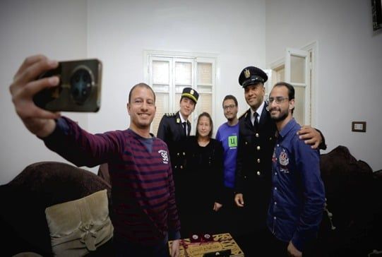 تنفيذا لتوجيهات الرئيس.. الداخلية تزور أسر الشهداء فى العيد