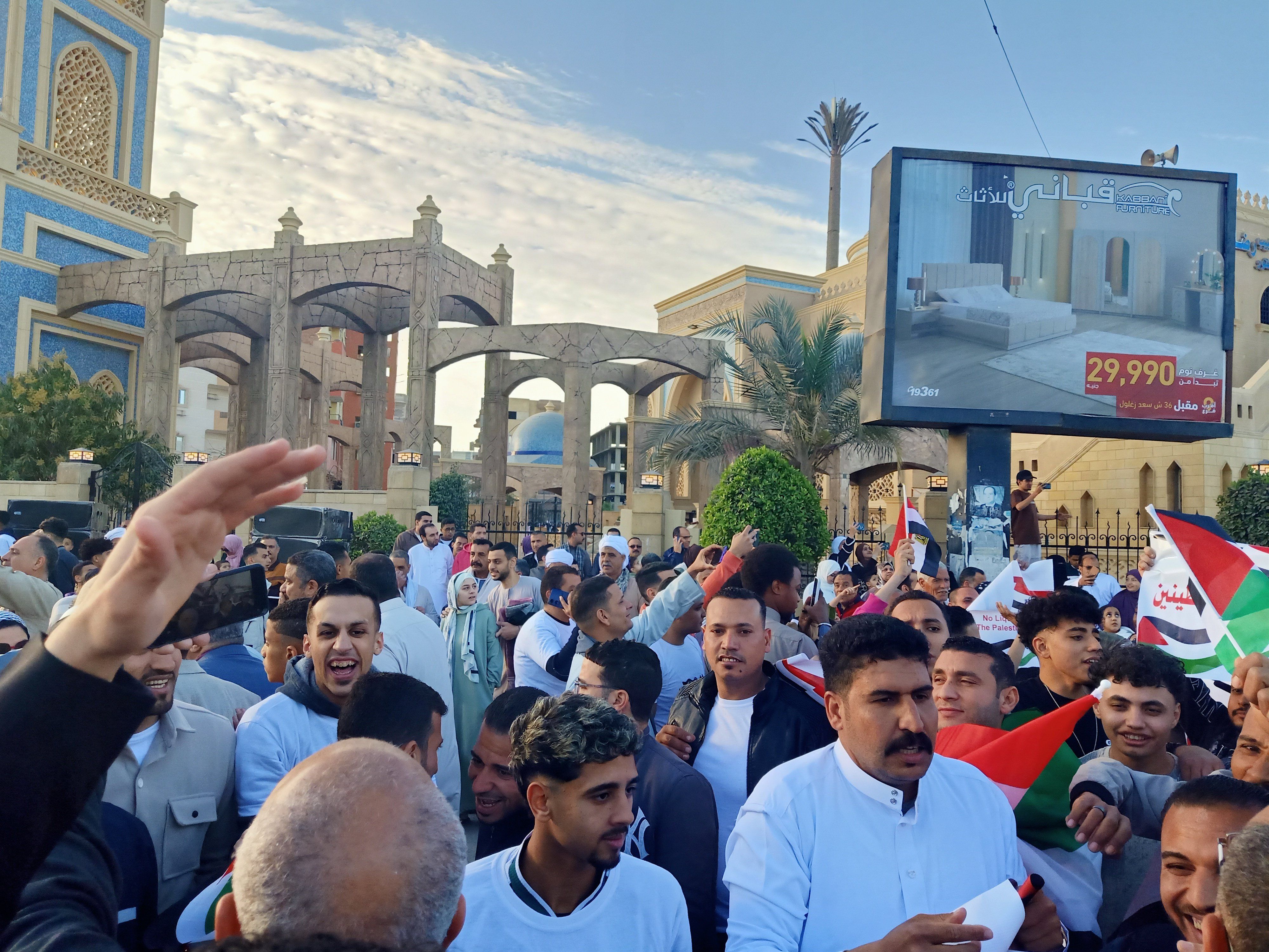 الآلاف من أبناء بنى سويف يرفضون تهجير الفلسطينيين ويرفعون الأعلام الفلسطينية