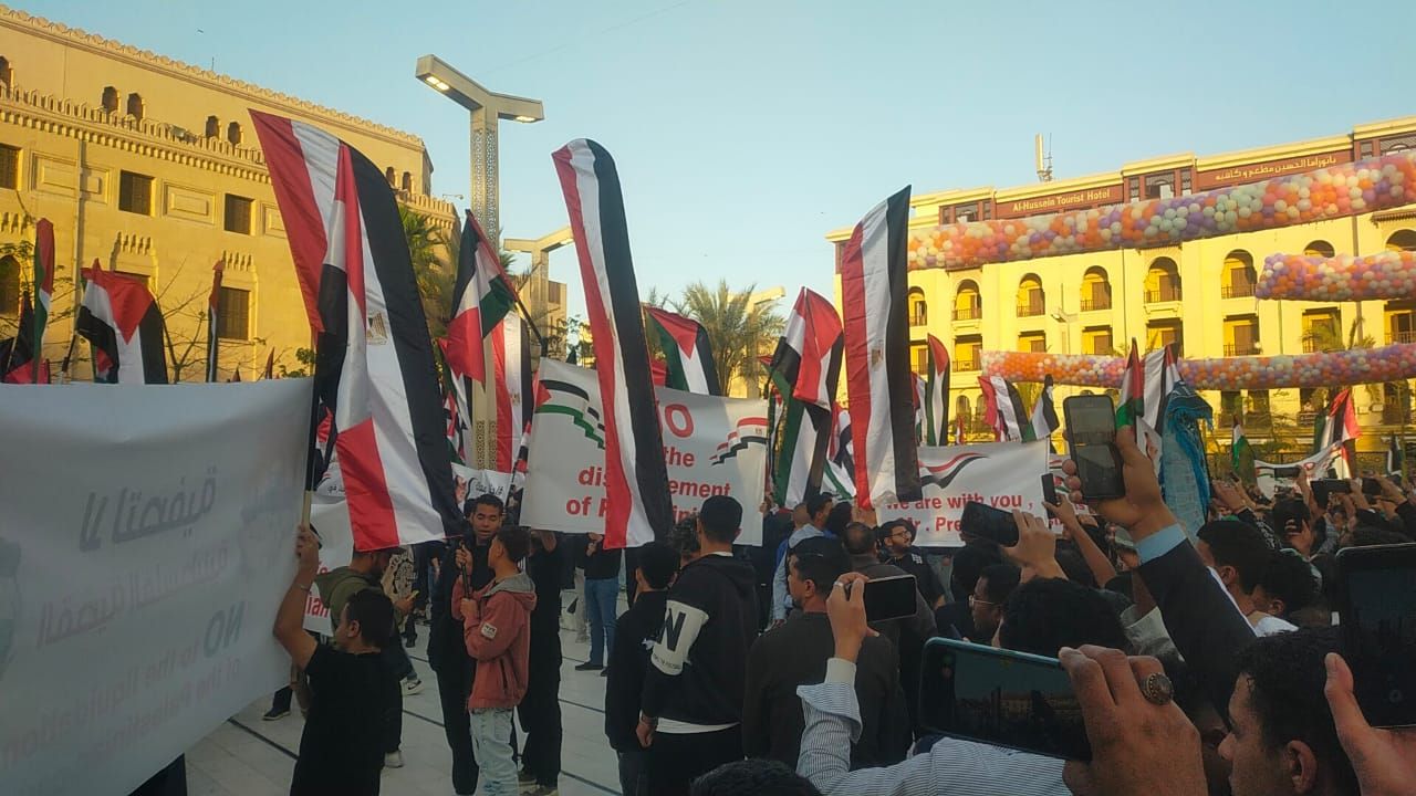 الآلاف يؤدون صلاة عيد الفطر المبارك بمسجد الإمام الحسين ويرفعون أعلام فلسطين