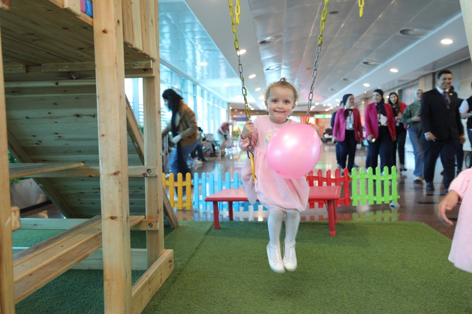 مطار القاهرة يحتفل مع المسافرين بعيد الفطر المبارك.. صور