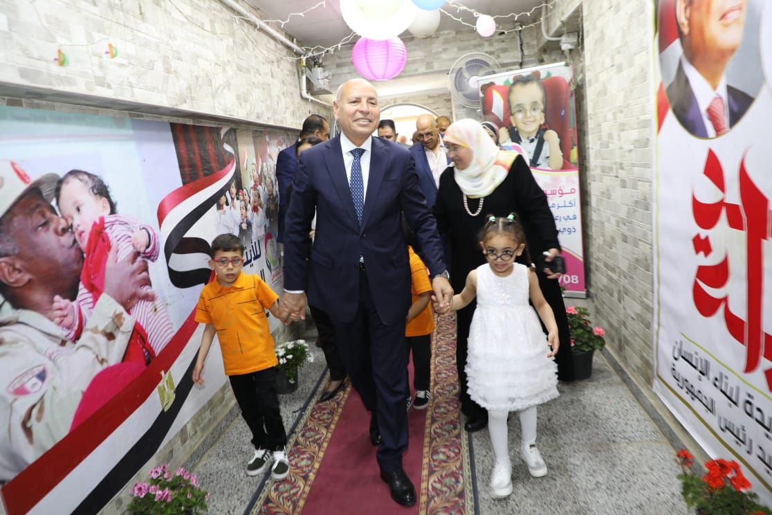 محافظ القاهرة يوزع العيدية والهدايا على الأيتام احتفالا بالعيد