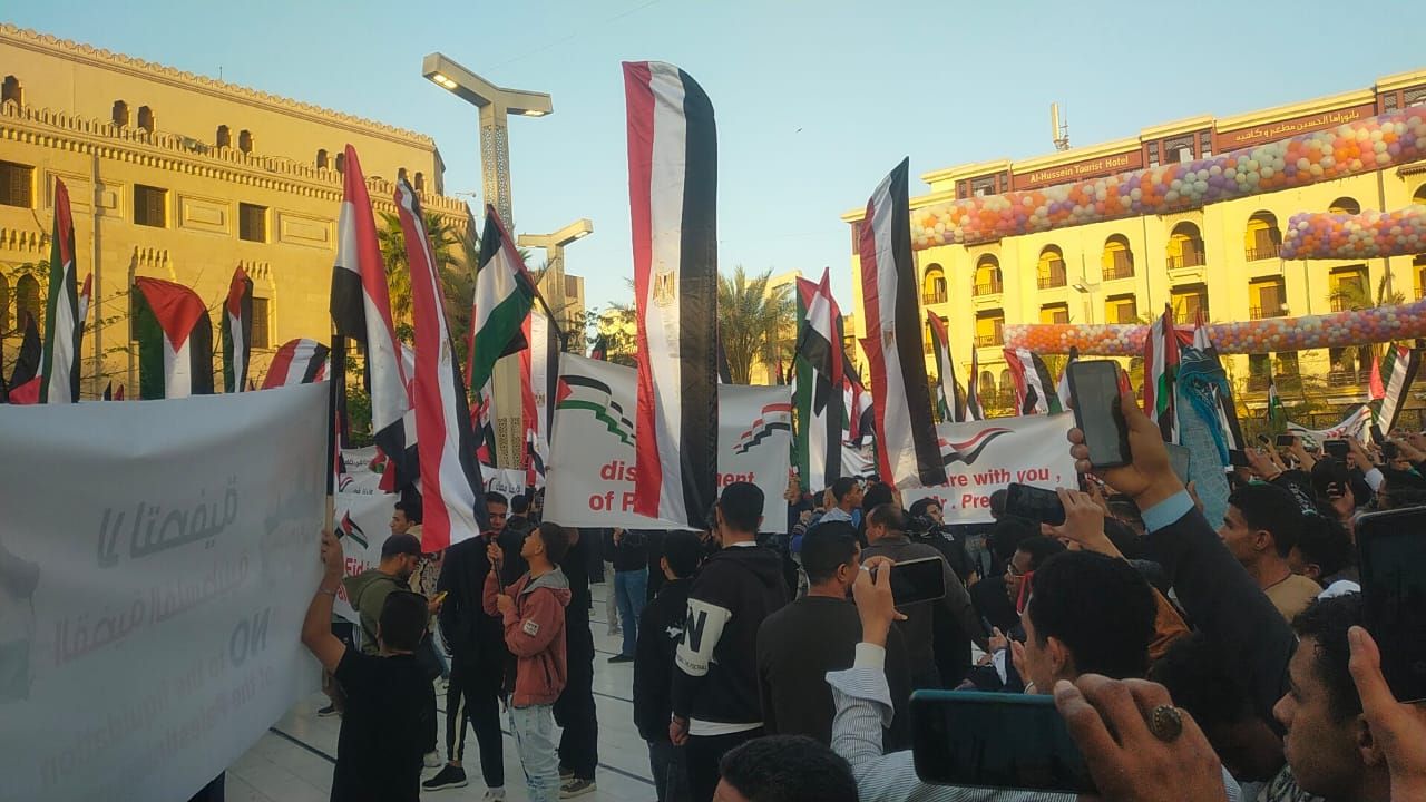 الآلاف يؤدون صلاة عيد الفطر المبارك بمسجد الإمام الحسين ويرفعون أعلام فلسطين