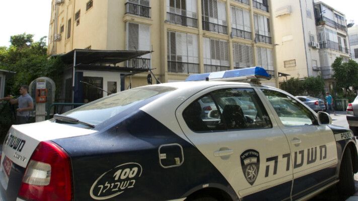 القناة 12 الإسرائيلية: اعتقال مستشار نتانياهو والمتحدث باسم مكتبه للاشتباه بهما في قضية الأموال القطرية