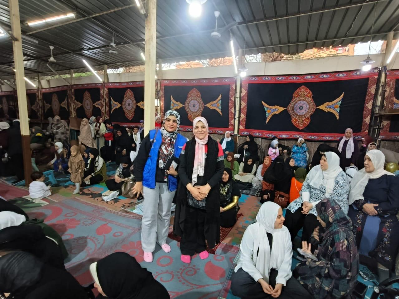 فرق المبادرات الرئاسية والتثقيف الصحي أمام المساجد والمتنزهات عقب صلاة العيد