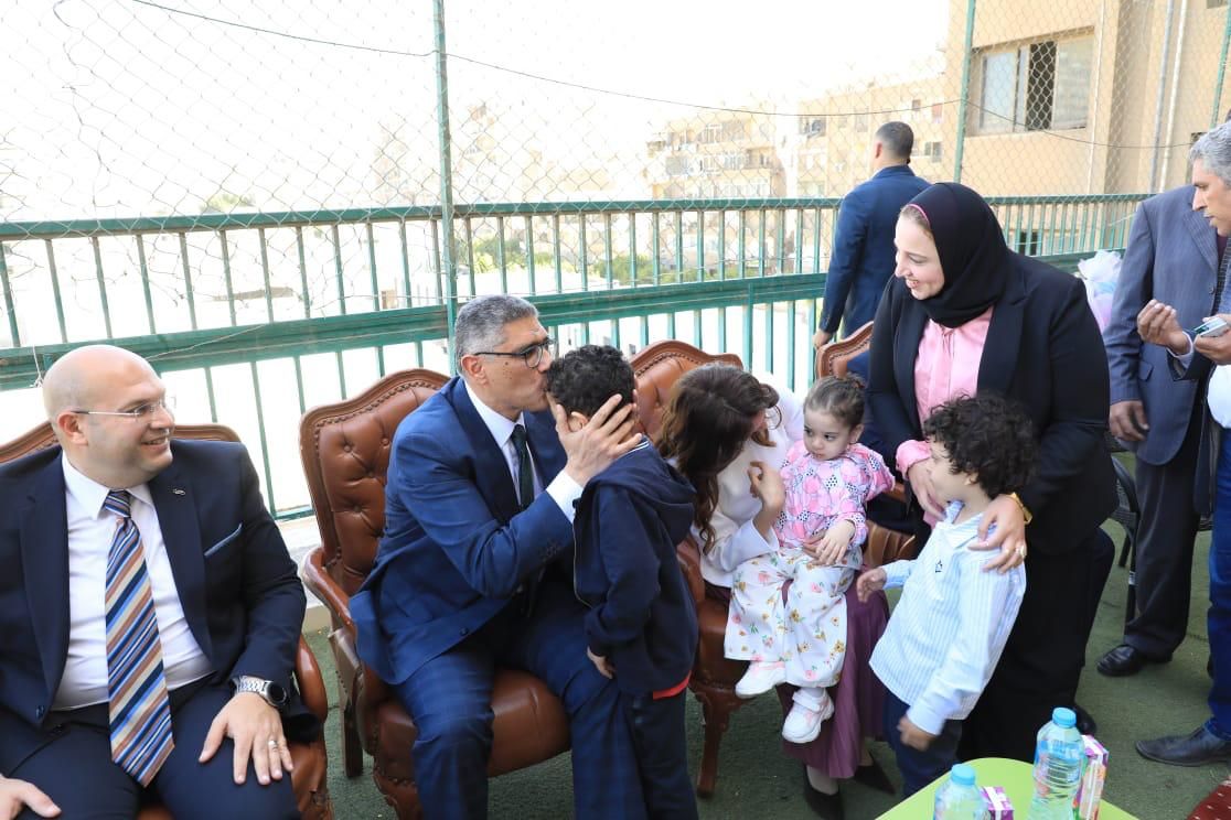 محافظ الجيزة يزور دور الأيتام ورعاية المسنين للتهنئة بعيد الفطر .. صور
