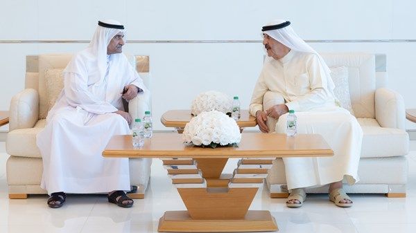 حاكم الفجيرة يقدم واجب العزاء في وفاة الشيخة حصة بنت حميد بن عبدالرحمن الشامسي