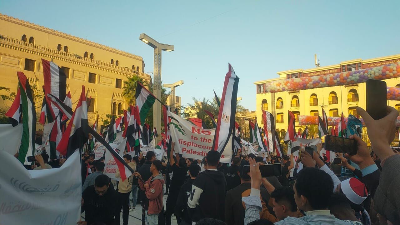 الآلاف يؤدون صلاة عيد الفطر المبارك بمسجد الإمام الحسين ويرفعون أعلام فلسطين