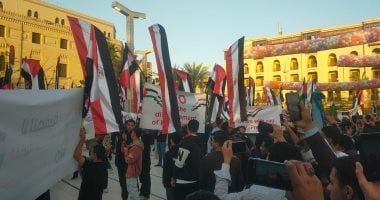 الآلاف يؤدون صلاة عيد الفطر المبارك بمسجد الإمام الحسين ويرفعون أعلام فلسطين