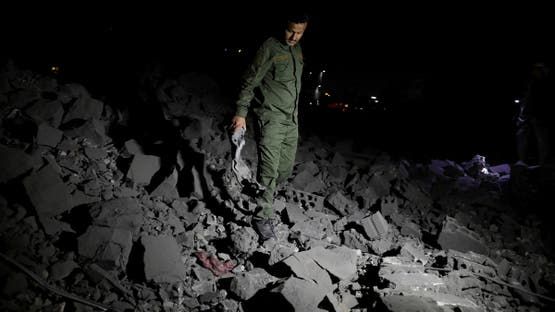 الخليج اليوم .. غارات أميركية تستهدف معسكرات رئيسية للحوثيين بصنعاء وعمران