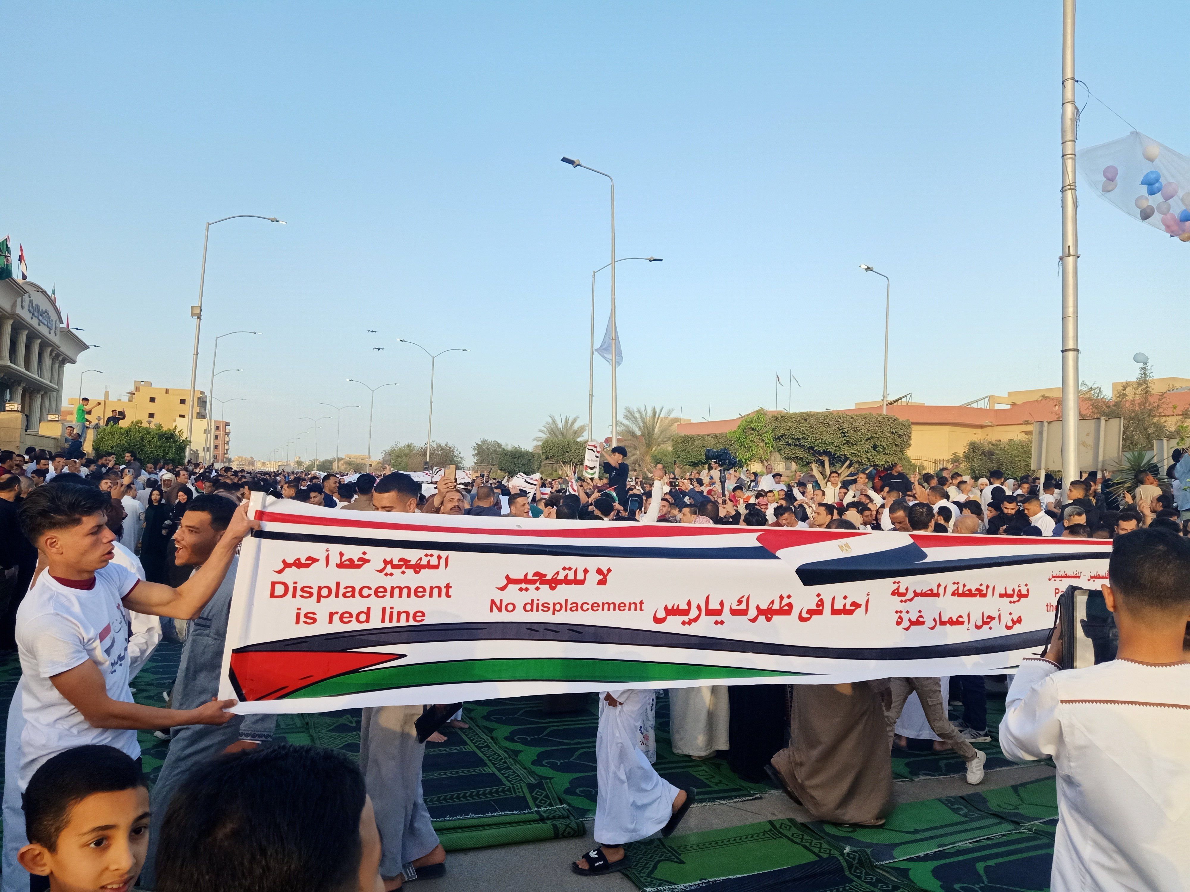 الآلاف من أبناء بنى سويف يرفضون تهجير الفلسطينيين ويرفعون الأعلام الفلسطينية