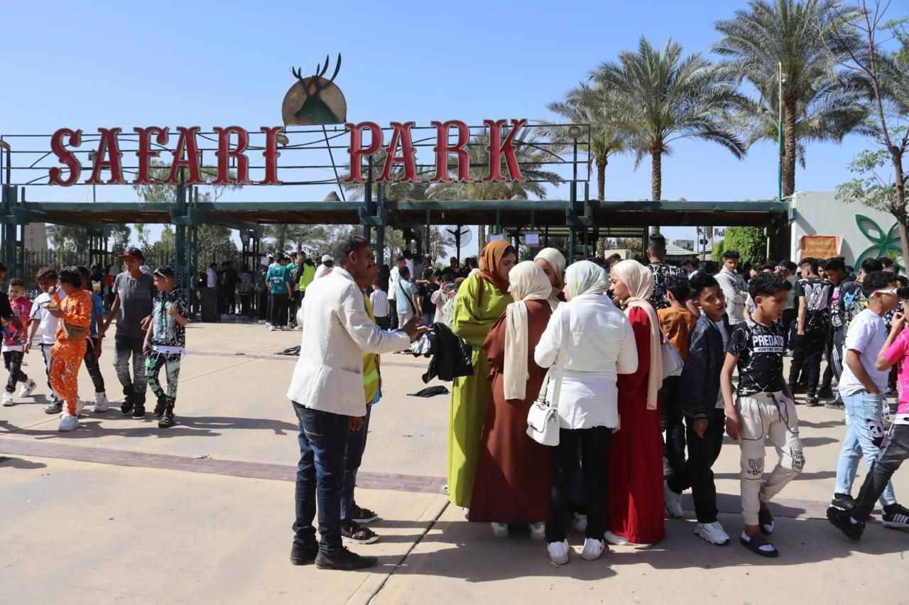 هيئة النظافة والتجميل بالجيزة توزع أكياس قمامة مجانا على رواد الحدائق.. صور