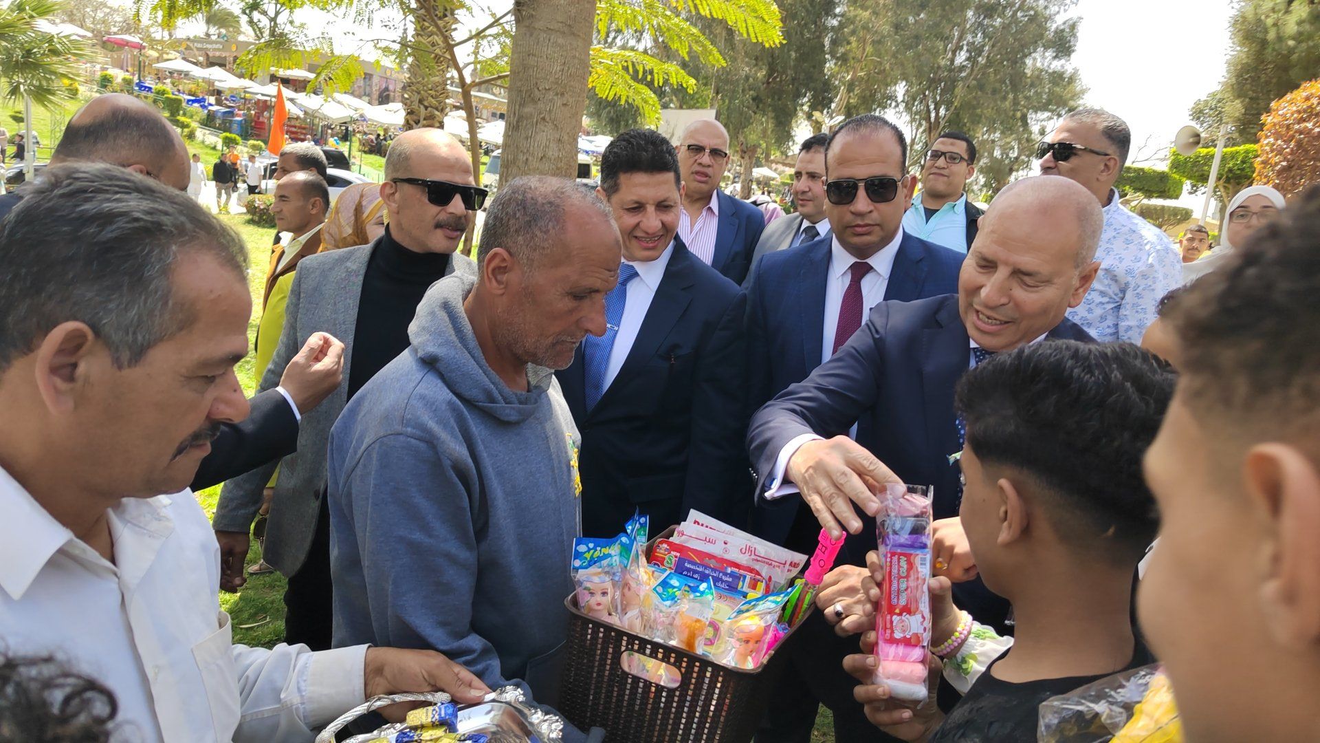 محافظ القاهرة يوزع الحلوى والهدايا على الأطفال بالحديقة الدولية.. صور