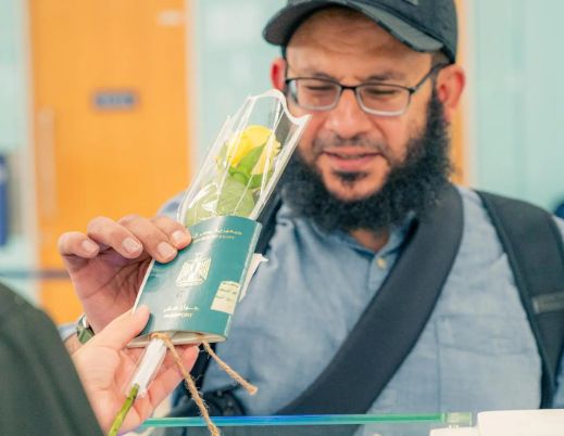 "جوازات" السعودية تودع المسافرين فى عيد الفطر بالورود والهدايا.. صور
